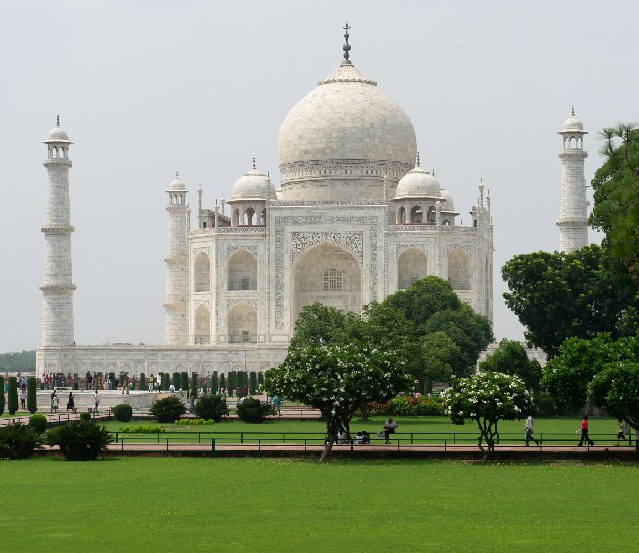 A breathtaking view of the Taj Mahal in Agra, one of the world’s most iconic monuments, surrounded by lush gardens and reflecting pools. This image captures the essence of Agra, ideal for Agra tour packages, showcasing the best time to visit Agra for a memorable experience. It highlights Agra’s rich history, including its Mughal heritage, and hints at the famous food of Agra, such as petha and kebabs. It also offers a glimpse of how to reach Agra, making it the perfect destination for history and culture enthusiasts.