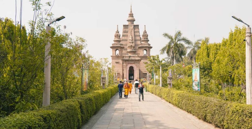 Tourists enjoying a guided excursion on a Same Day Jaipur Tour Package, exploring iconic landmarks in Jaipur as part of a comprehensive Jaipur Tour Package.